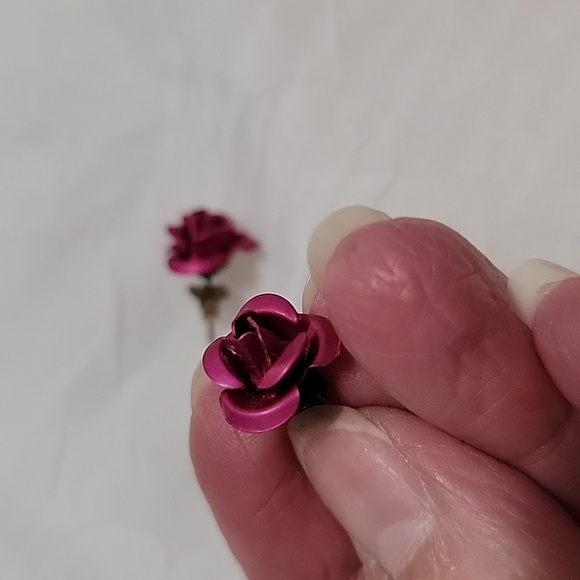 Hot pink rose stud earrings - Picture 2 of 3